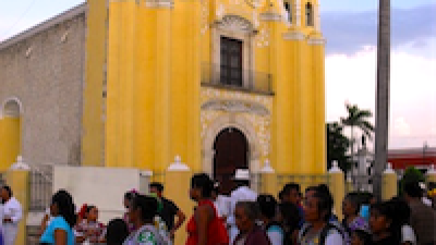 mujeres_mayas_iglesia.png