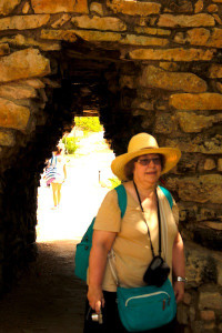Nicole Genaille,  traductora de La mujer sin cabeza al francés. En la imagen se dispone a entrar a la zona arqueológica de Tulum, durante su visita a Yucatán en agosto próximo (del cual prepara un libro que se publicará en e-Book en esta web)