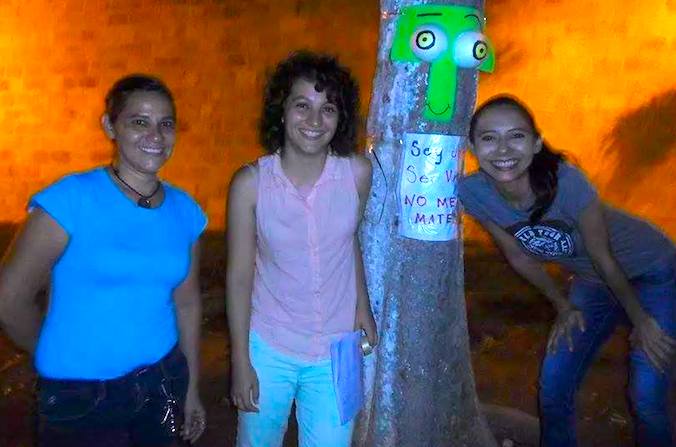 Activistas a favor del medio ambiente posan con un árbol recién "vivificado", anoche en la ciudad de Campeche
