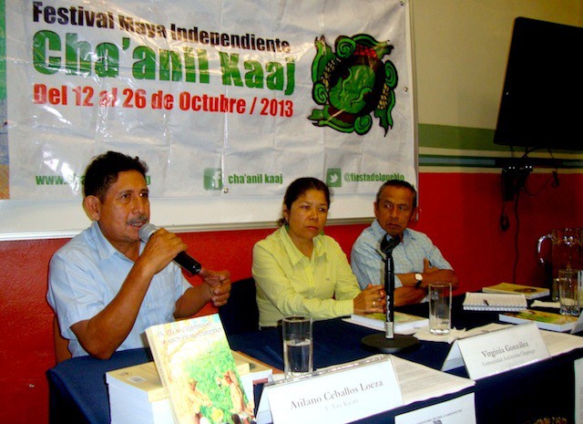 Bernardo Xiu, Virginia González y Sinecio López,   en el auditorio del Cephcis-UNAM, en Santa Lucía, Mérida.