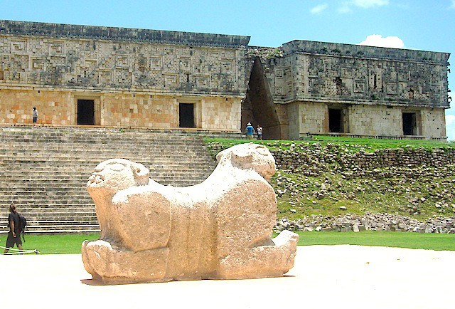 Jaguar bicéfalo, enfrente de la Casa del Sol, comúnmente llamada la Casa del Gobernador, en Uxmal.