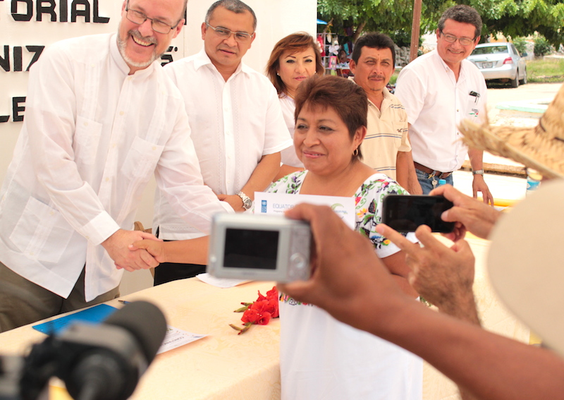 Leydi Pech recibe su constancia de manos del director del PNUD Yucatán, Xavier Moya, en Ich Ek, Hopelchen