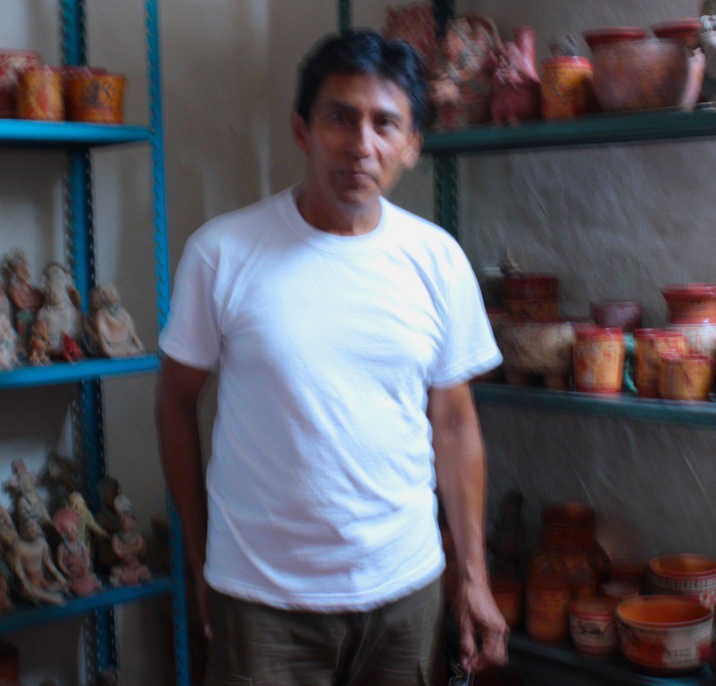 Roger Suárez, ceramista de Ticul, en el sur de Yucatán.