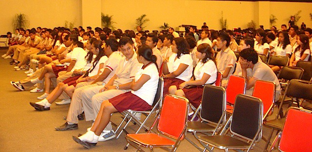 Estudiantes del turno vespertino de la Secundaria Número 2, de la colonia Francisco I. Madero, Mérida.
