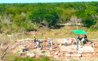 Excavación en un sitio doméstico de Soblonké, Caucel. Foto María José Gómez Cobá